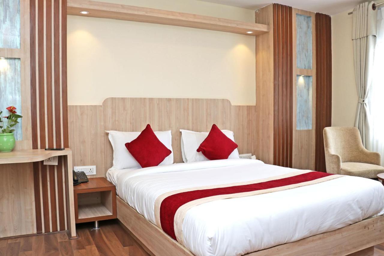 Hotel Nilakantha Pvt. Ltd Катманду Экстерьер фото